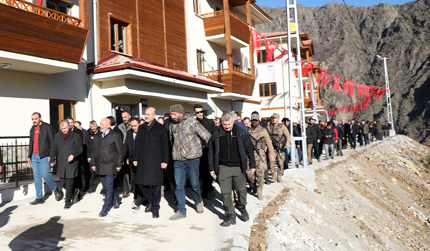 Bakan-Soylu-Artvin'de-afetzedeler-için-yapılan-konutları-inceledi