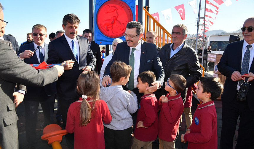 Başkan Genç'ten öğrencilere karne hediyesi! Akyazı Çocuk Parkı hizmete açıldı