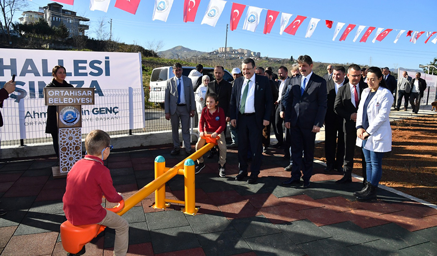 Başkan Genç'ten öğrencilere karne hediyesi! Akyazı Çocuk Parkı hizmete açıldı