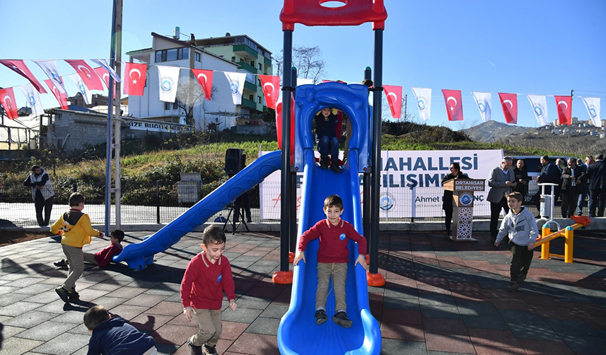 Başkan Genç'ten öğrencilere karne hediyesi! Akyazı Çocuk Parkı hizmete açıldı