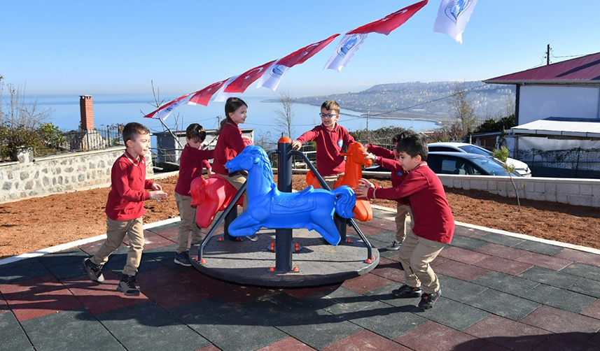 Başkan Genç'ten öğrencilere karne hediyesi! Akyazı Çocuk Parkı hizmete açıldı