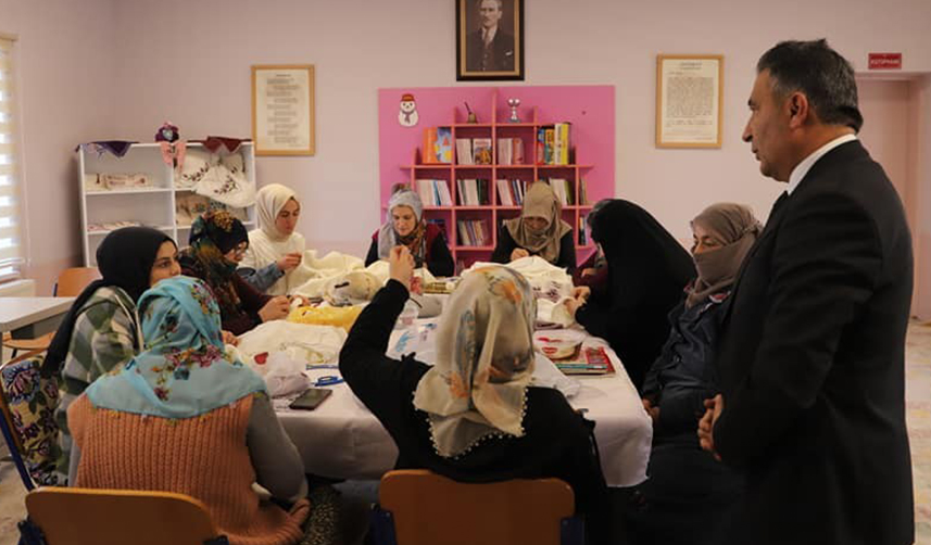 Bayburtlu kadınlar Köy Yaşam Merkezlerinde hem öğreniyor hem gelir elde ediyor