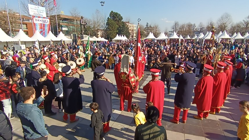 Düzce Trabzonlular Kültür ve Dayanışma Derneği tarafından geleneksel olarak yapılan 3. Hamsi Festivali'nin ikinci gününde Trabzon’un ünlü yemeği kuymak, vatandaşlara ikram edildi. Kuymaktan almak isteyenler uzun kuyruk oluşturdu. Düzce Anıtpark Meydanı'nda Trabzon kültürünün tanıtılması ve yaşatılması için 3 yıldır yapılan Düzce Hamsi Festivali’nin ikinci gününde katılanlara Trabzon’un ünlü yemeği kuymak ikram edildi. Beş bin kişilik hazırlanan kuymak, hazırlanan kocaman tencerede alana getirilerek, festivale gelen vatandaşlara ikram edildi. Kuymaktan almak isteyenler ise uzun kuyruklar oluşturdu. Festivalde ayrıca Düzce Belediyesi Mehter Takımı da mini konser verdi. Konsere vatandaşlar yoğun ilgi gösterirken, mehter takımının çaldığı marşlara da eşlik ettiler.
