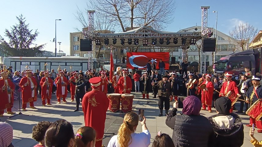 Düzce Trabzonlular Kültür ve Dayanışma Derneği tarafından geleneksel olarak yapılan 3. Hamsi Festivali'nin ikinci gününde Trabzon’un ünlü yemeği kuymak, vatandaşlara ikram edildi. Kuymaktan almak isteyenler uzun kuyruk oluşturdu. Düzce Anıtpark Meydanı'nda Trabzon kültürünün tanıtılması ve yaşatılması için 3 yıldır yapılan Düzce Hamsi Festivali’nin ikinci gününde katılanlara Trabzon’un ünlü yemeği kuymak ikram edildi. Beş bin kişilik hazırlanan kuymak, hazırlanan kocaman tencerede alana getirilerek, festivale gelen vatandaşlara ikram edildi. Kuymaktan almak isteyenler ise uzun kuyruklar oluşturdu. Festivalde ayrıca Düzce Belediyesi Mehter Takımı da mini konser verdi. Konsere vatandaşlar yoğun ilgi gösterirken, mehter takımının çaldığı marşlara da eşlik ettiler.