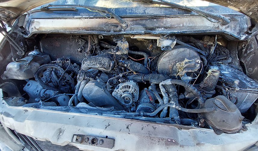 facianın eşiğinden dönüldü! Yakıt alan araç alev aldı