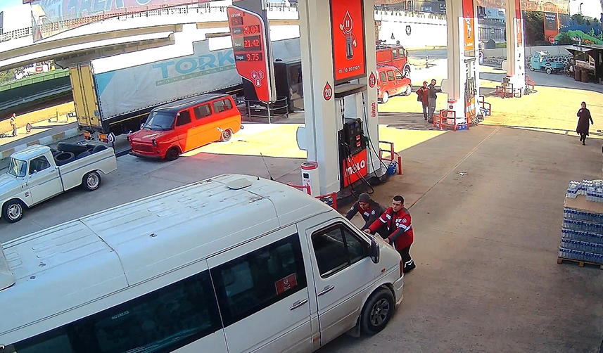 facianın eşiğinden dönüldü! Yakıt alan araç alev aldı