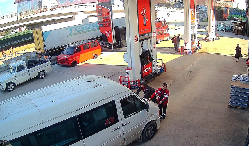 facianın eşiğinden dönüldü! Yakıt alan araç alev aldı