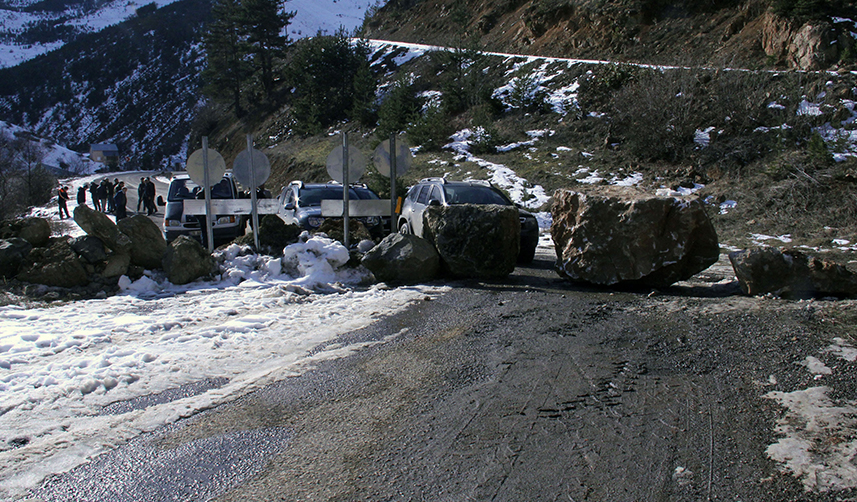 Giresun'-da-bu-olay-her-kış-yaşanıyor!-Yarım-saatlik-yolu-5-6-saatte-gidiyoruz