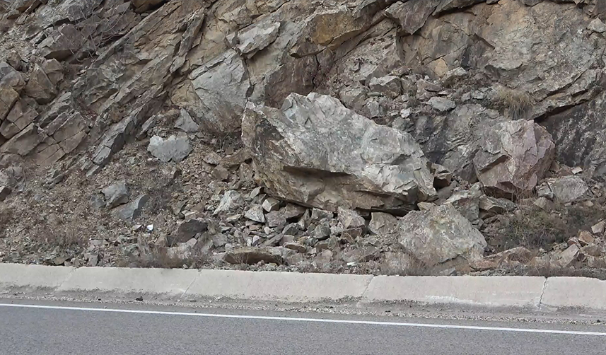 Gümüşhane-Kürtün-karayolunda-kaya-tehlikesi