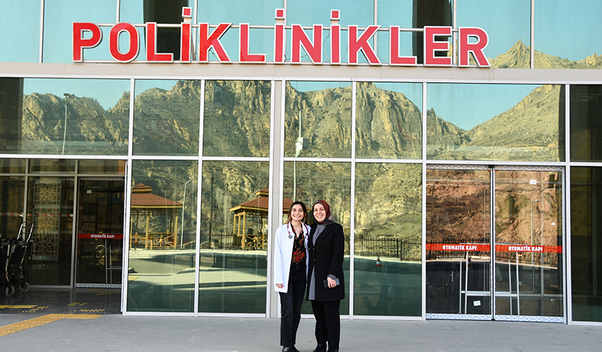 Gümüşhane'de-hemşire-anne-ile-doktor-kızı-aynı-hastanede-görev-yapıyor