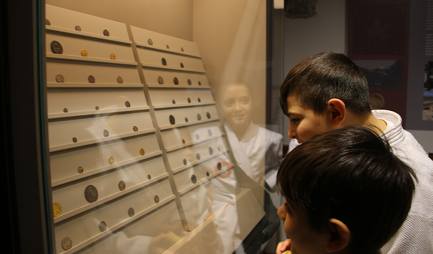 Gümüşhane'de-minik-sporcular-karne-hediyesi-olarak-müze-gezdi