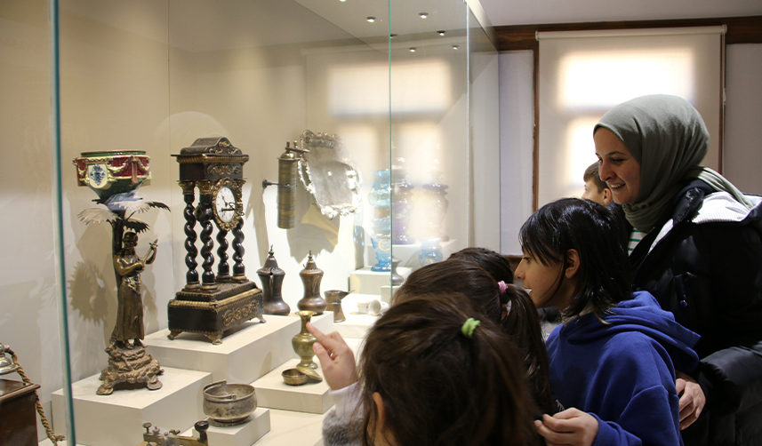 Gümüşhane'de-minik-sporcular-karne-hediyesi-olarak-müze-gezdi