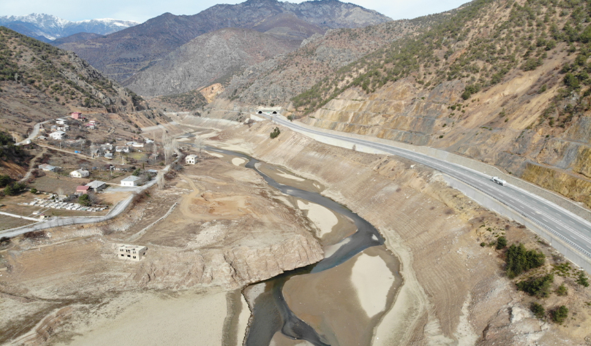 Gümüşhane’de-su-seviyesi-metrelerce-düşen-barajlar-elektrik-üretemez-hale-geldi
