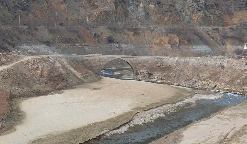 Gümüşhane’de-su-seviyesi-metrelerce-düşen-barajlar-elektrik-üretemez-hale-geldi