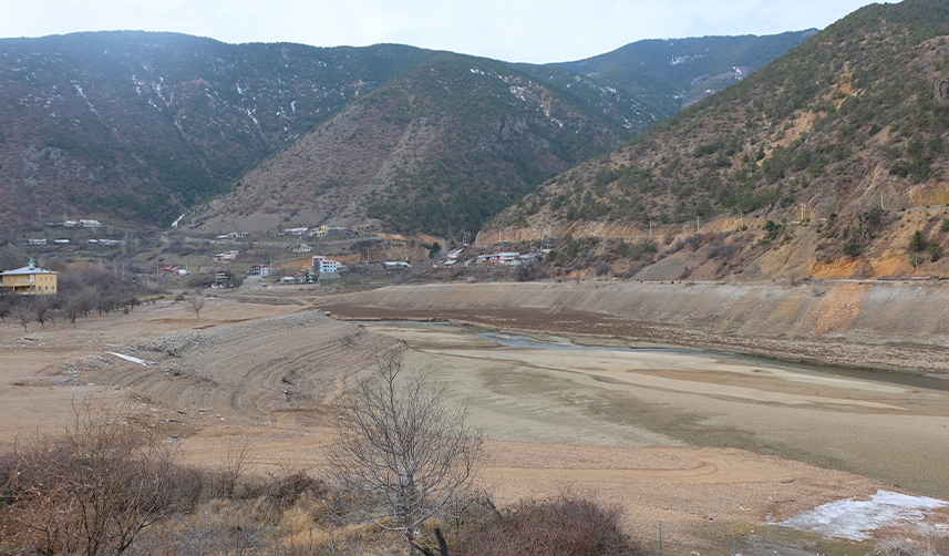 Gümüşhane’de-su-seviyesi-metrelerce-düşen-barajlar-elektrik-üretemez-hale-geldi
