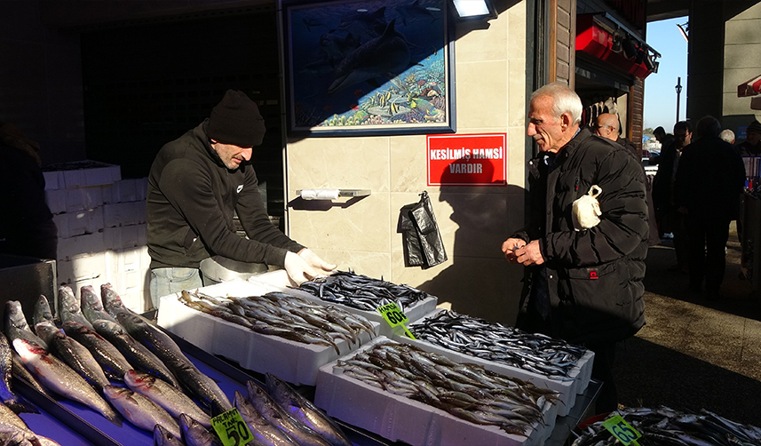 Trabzon'da ince hamsi 30 TL iri hamsi 60TL aralığında alıcı buluyor