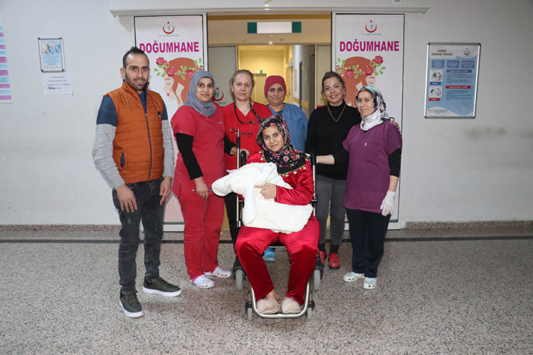 Yeni yılın ilk bebekleri dünyaya geldi