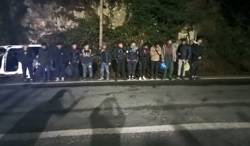 Rize'de kontrol edilen iki araçtan kaçak göçmenler çıktı!