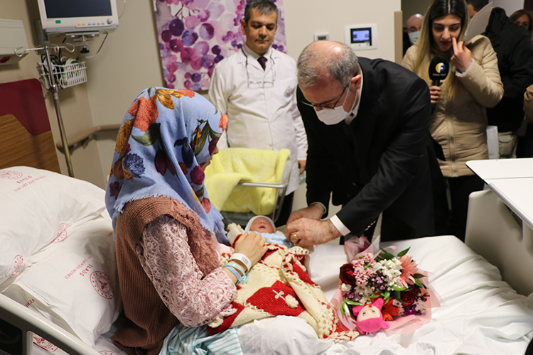 Yeni yılın ilk bebekleri dünyaya geldi