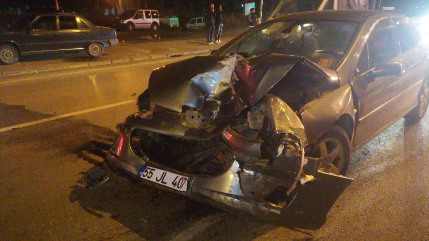 Samsun'da iki araç birbirine girdi! 6 yaralı