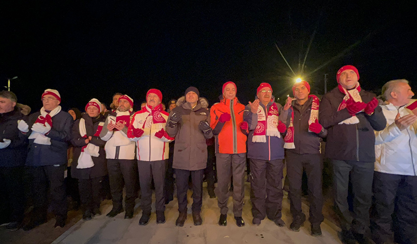 Sarıkamış şehitleri için Türkiye'nin farklı bölgelerinden geldiler! 10 binlerce kişi meşalelerle yürüdü