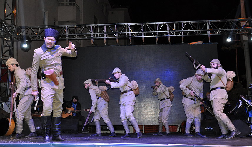 Sarıkamış şehitleri için Türkiye'nin farklı bölgelerinden geldiler! 10 binlerce kişi meşalelerle yürüdü