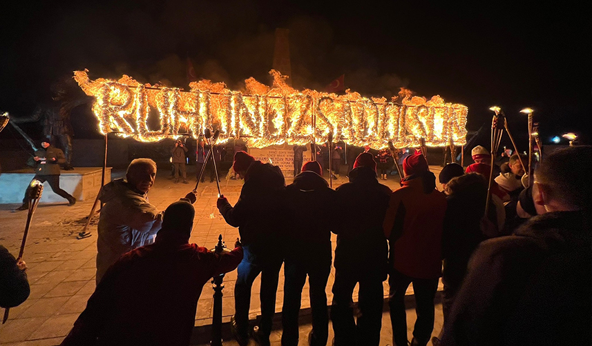 Sarıkamış şehitleri için Türkiye'nin farklı bölgelerinden geldiler! 10 binlerce kişi meşalelerle yürüdü
