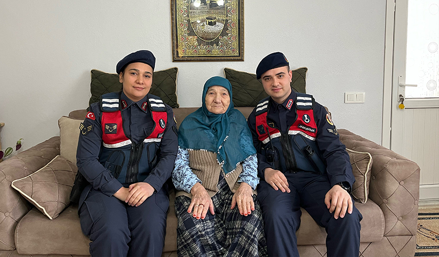 Şaziye ninenin ördüğü çoraplar Bayburt'ta Mehmetçiğe ulaştı