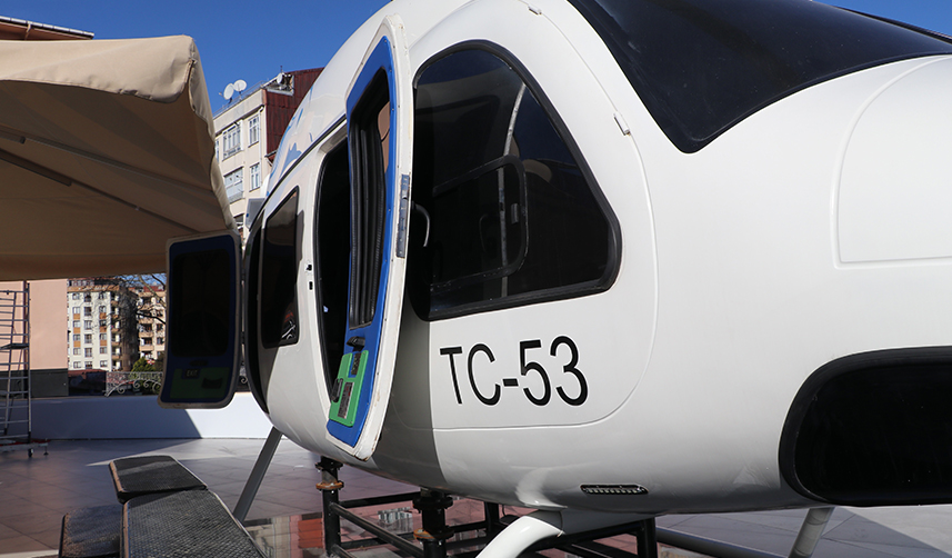 Rize'de şehir meydanındaki helikopter görenleri şaşkına çeviriyor