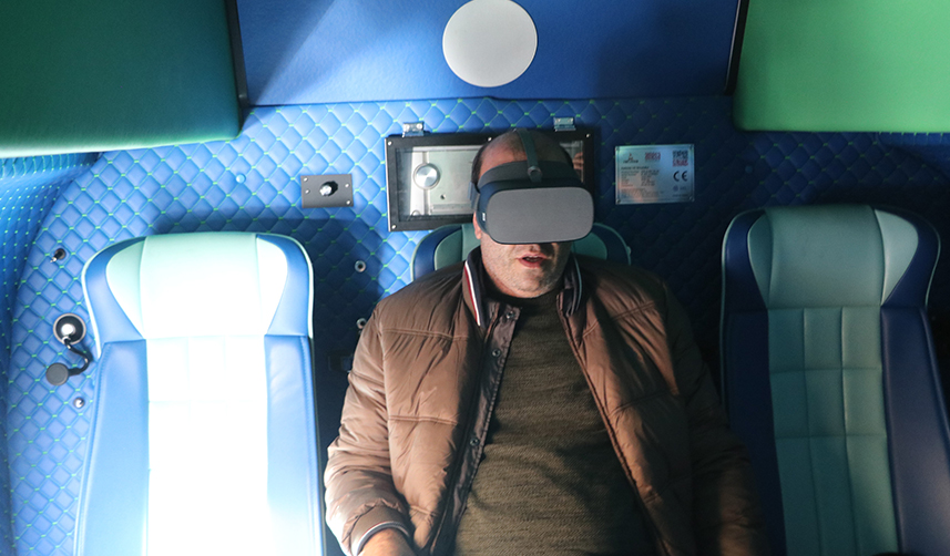 Rize'de şehir meydanındaki helikopter görenleri şaşkına çeviriyor