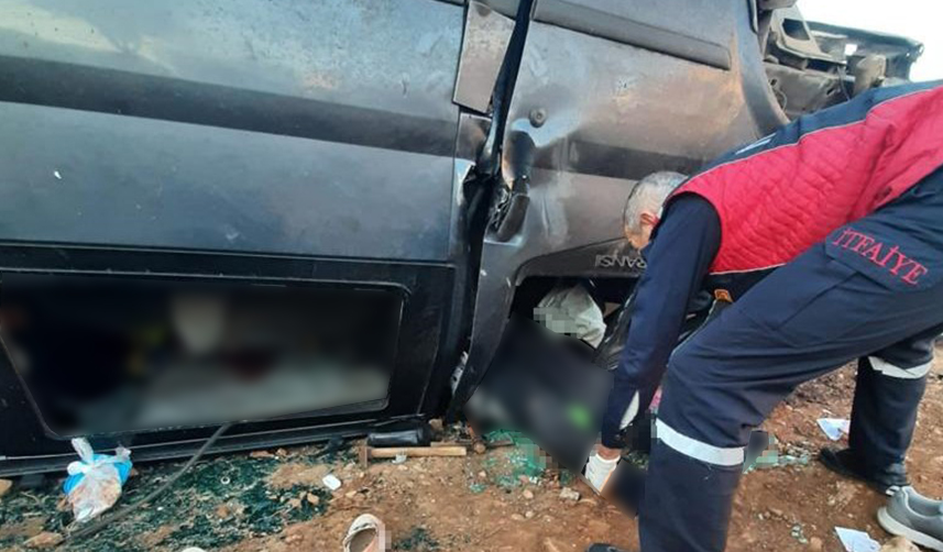 servis aracı devrildi! Ölü ve yaralılar var