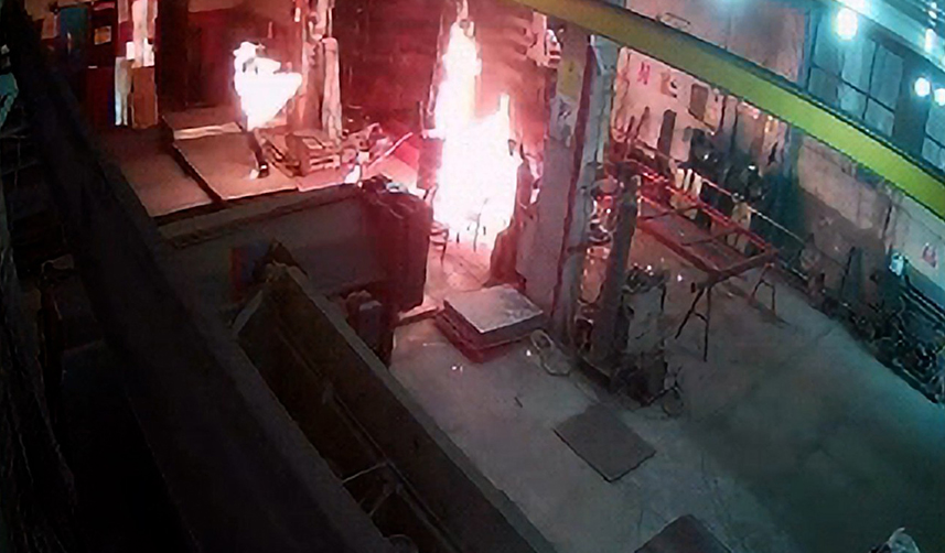 Gümüşhane'de tinerle sobayı yakmak istedi, alevler bir anda yükseldi