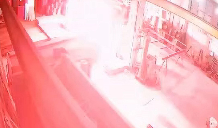 Gümüşhane'de tinerle sobayı yakmak istedi, alevler bir anda yükseldi