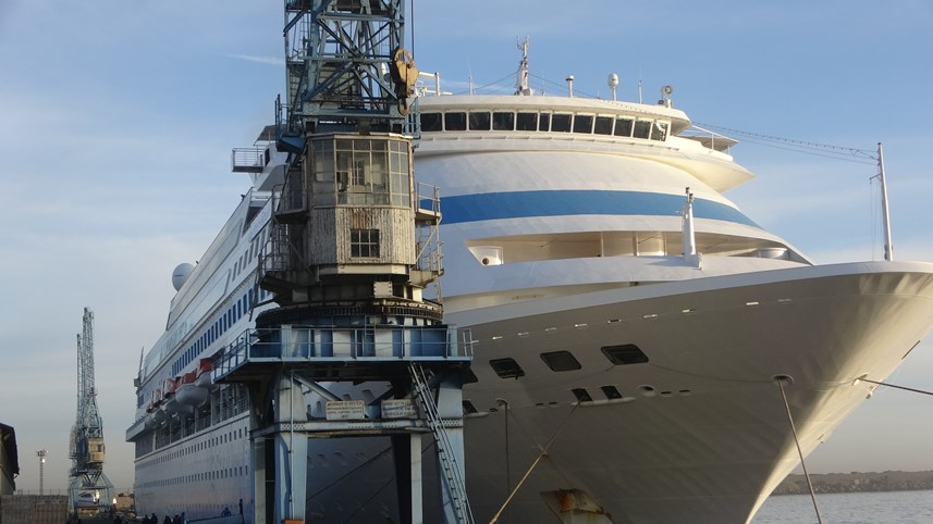 Trabzon’a gelen kruvaziyer Bartın’da kaza yaptı