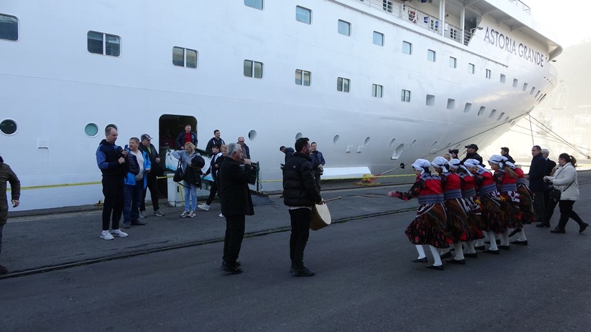 Trabzon’a gelen kruvaziyer Bartın’da kaza yaptı