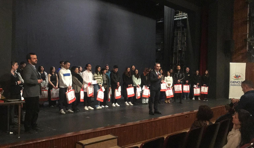 Trabzon-hayallerini-sahneye-taşıdı.jpg1