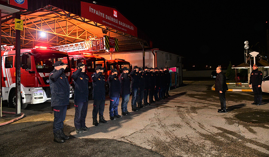 Trabzon Valisi Ustaoğlu, uygulama noktalarında görev başındaki personeli ziyaret etti