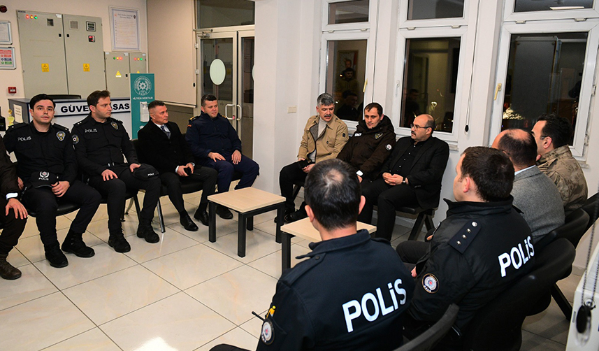 Trabzon Valisi Ustaoğlu, uygulama noktalarında görev başındaki personeli ziyaret etti