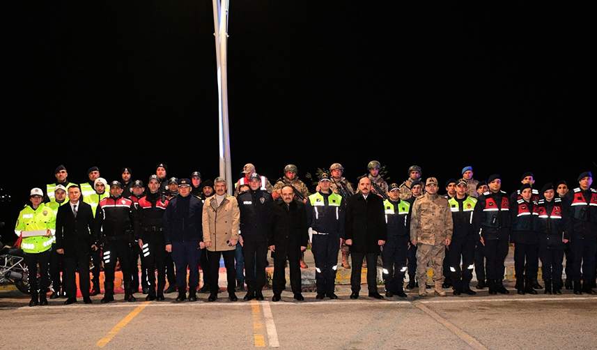 Trabzon Valisi Ustaoğlu, uygulama noktalarında görev başındaki personeli ziyaret etti