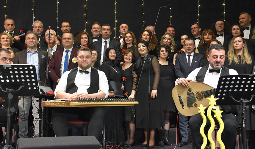 Trabzon'da-61-öğretmenden-oluşan-koro-sahne-aldı
