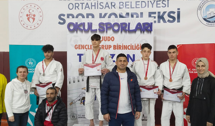 Trabzon'da düzenlenen müsabakalara Sivaslı judocular damga vurdu