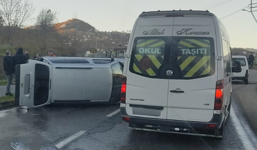 Trabzon’da buzlanma kaza getirdi! Yan yattı