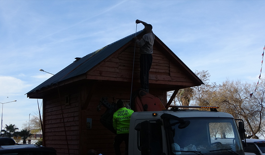 Trabzon'da prefabrik ev taşıyan kamyon köprünün altına sıkıştı