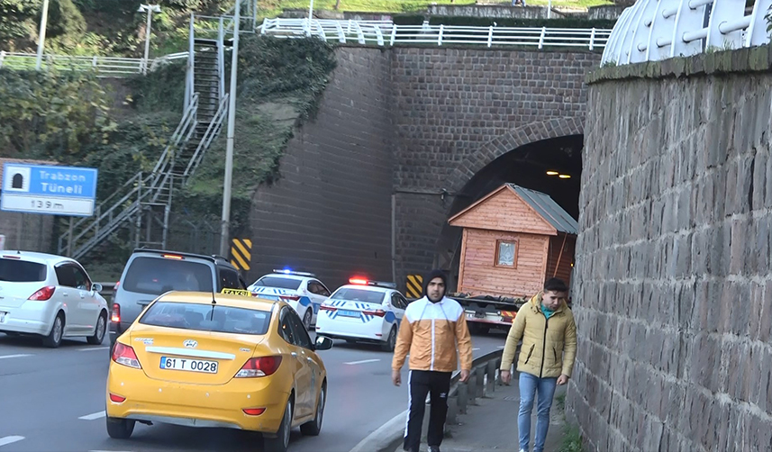 Trabzon'da prefabrik ev taşıyan kamyon köprünün altına sıkıştı