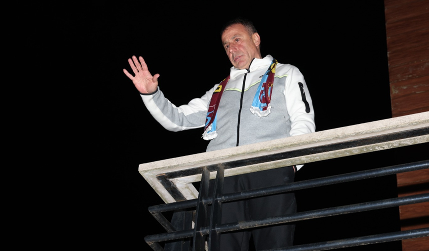 Trabzonspor-taraftarı-Abdullah-Avcı'nın-evinin-önüne-gitti!-Bizi-bırakma-hocam