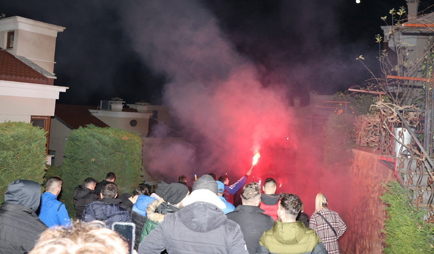 Trabzonspor-taraftarı-Abdullah-Avcı'nın-evinin-önüne-gitti!-Bizi-bırakma-hocam
