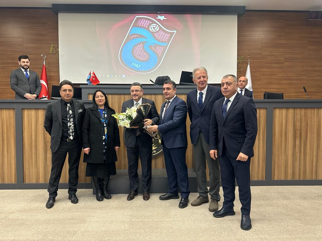 Ortahisar Belediye meclisinde doğum günü sürprizi