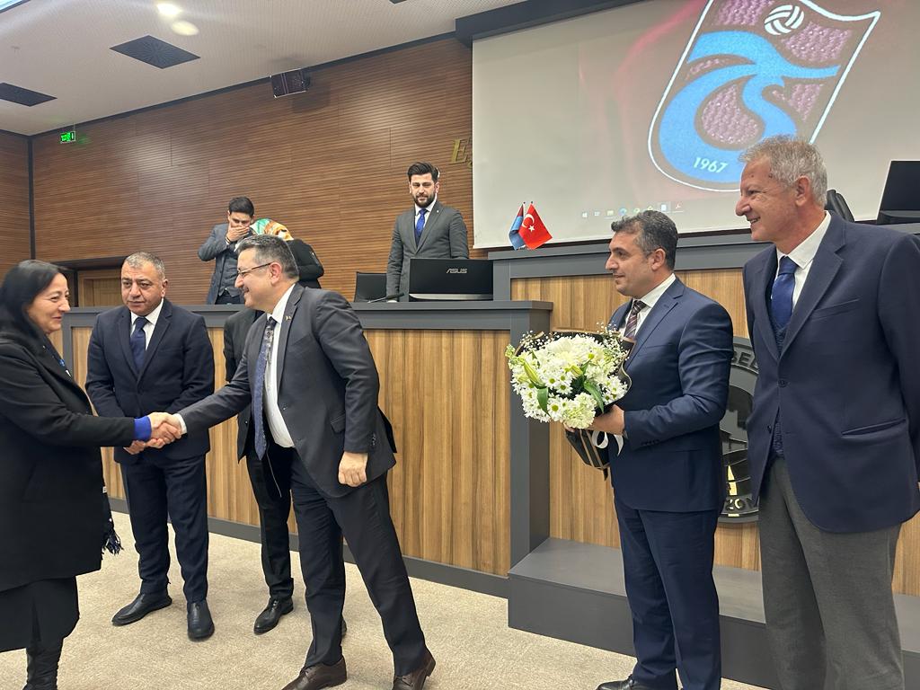 Ortahisar Belediye meclisinde doğum günü sürprizi