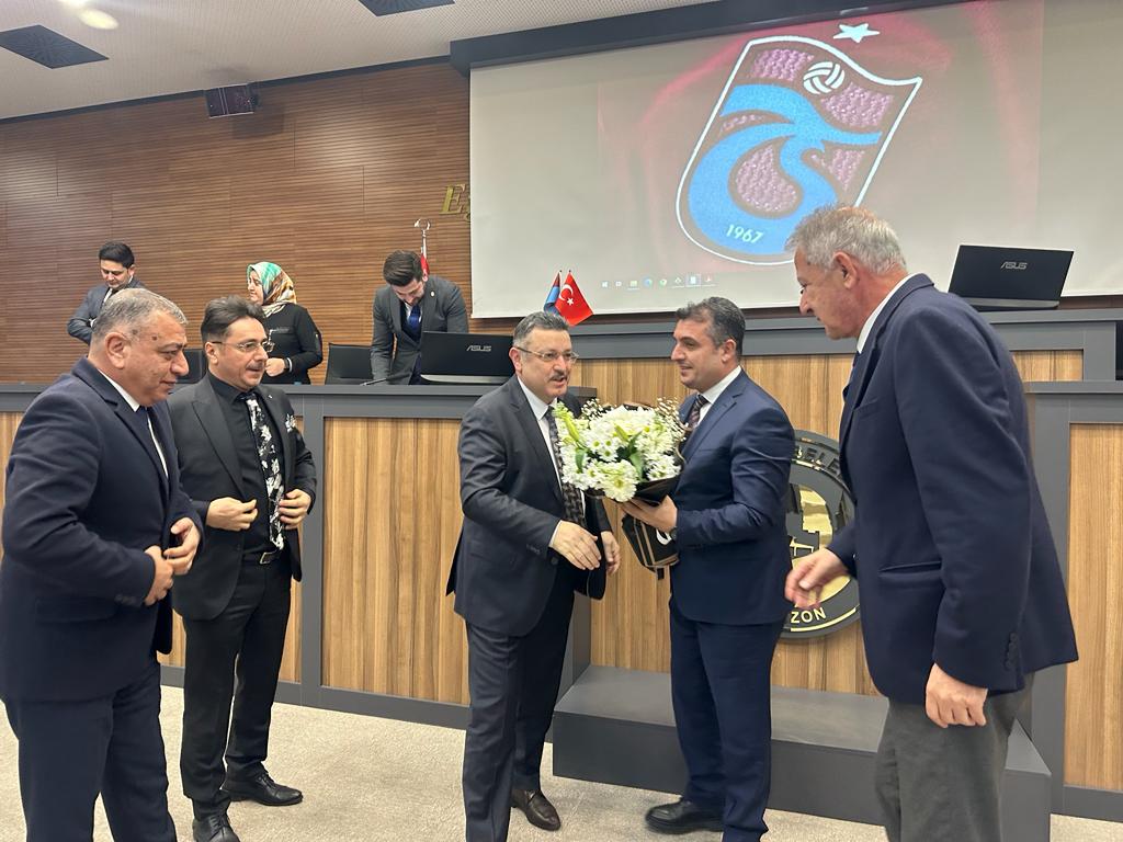 Ortahisar Belediye meclisinde doğum günü sürprizi