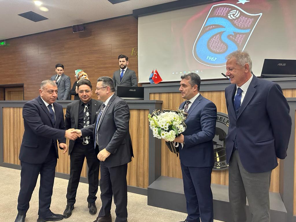 Ortahisar Belediye meclisinde doğum günü sürprizi